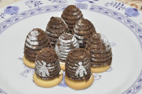 Jak uvařit vosí hnízda z piškot a ořechů? Snadné recept, připravený za 30 - 45 minut